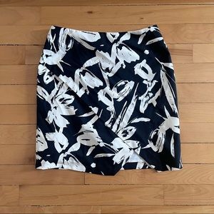 ✨HP✨ Banana Republic mini skirt with slit. High waisted, size 0. EUC.